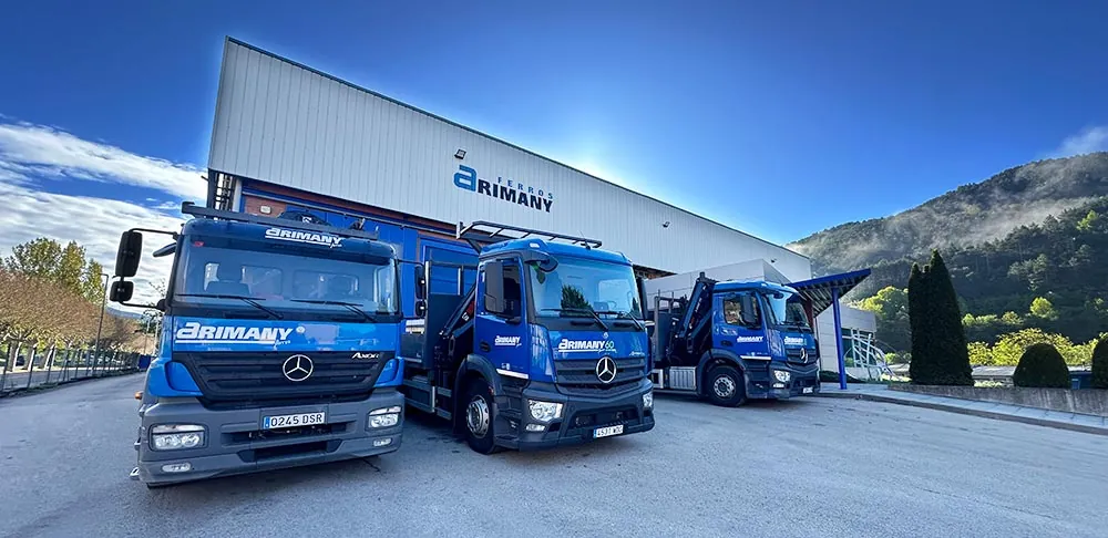 Camions grua Arimany Ferros al magatzem de Ripoll